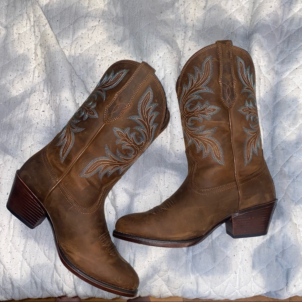 Ariat round toe cowboy boots